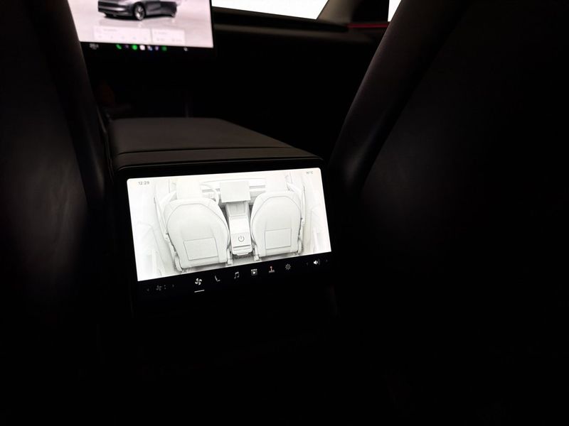 Tesla Model Y bild 37