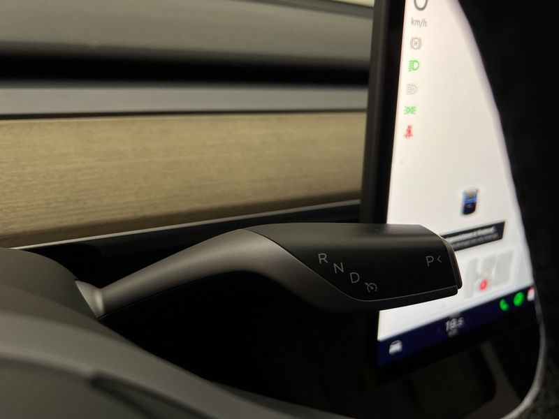 Tesla Model Y bild 18