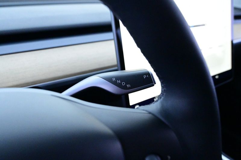 Tesla Model Y bild 8