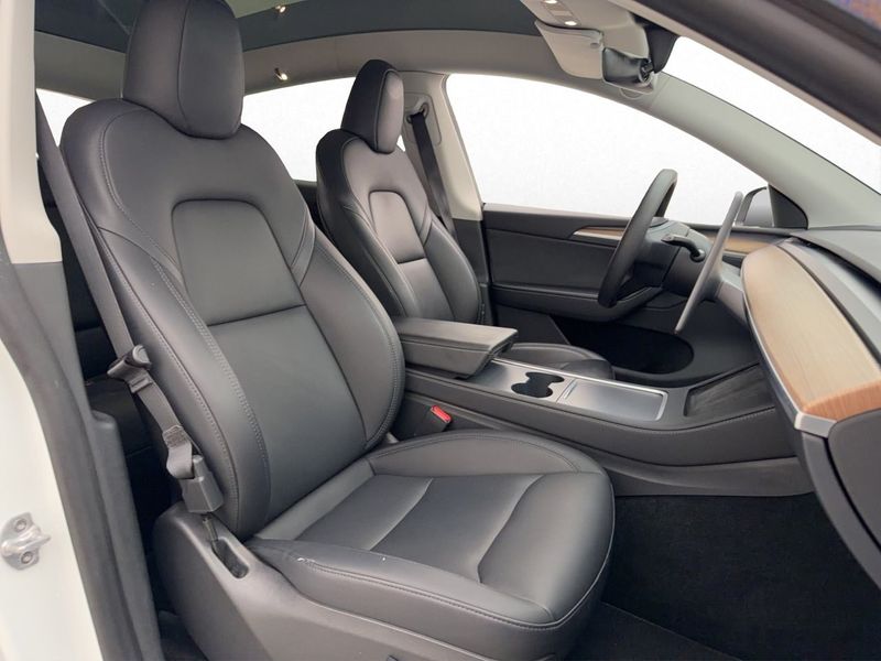Tesla Model Y bild 16