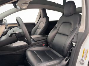 Tesla Model Y bild 15