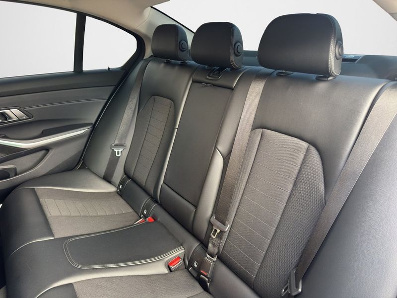 BMW 330 bild 11