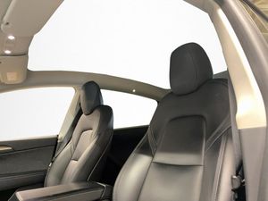 Tesla Model Y bild 13