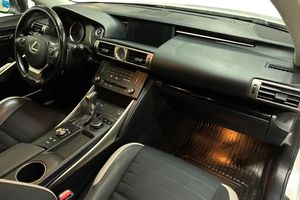 Lexus IS bild 15