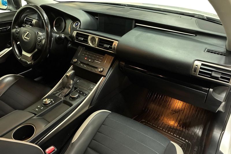 Lexus IS bild 15