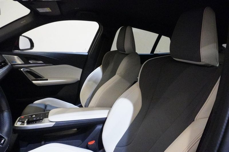 BMW iX2 bild 12