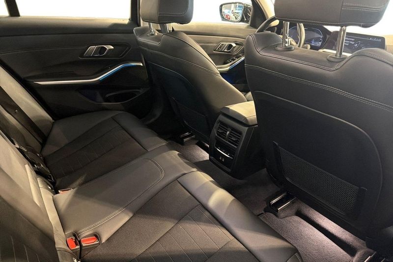 BMW 330 bild 18