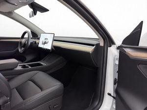 Tesla Model Y bild 16