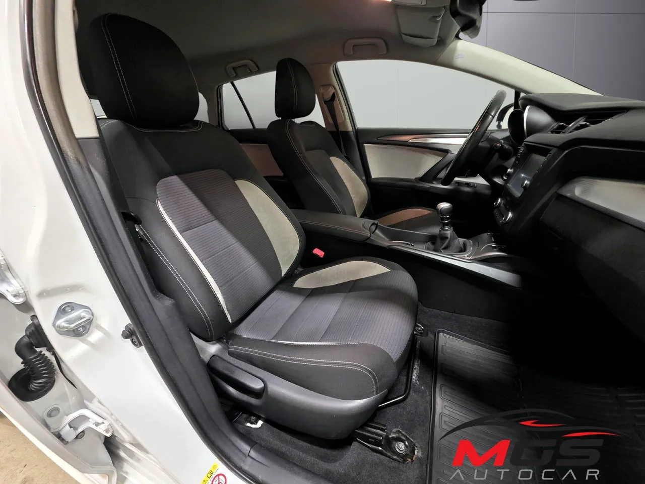 Toyota Avensis bild 12