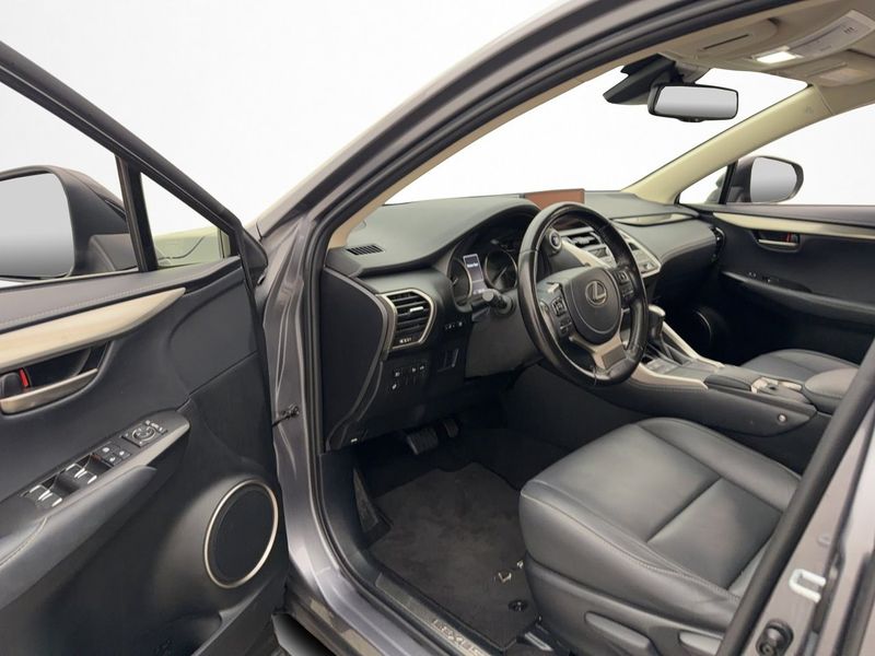 Lexus NX bild 10