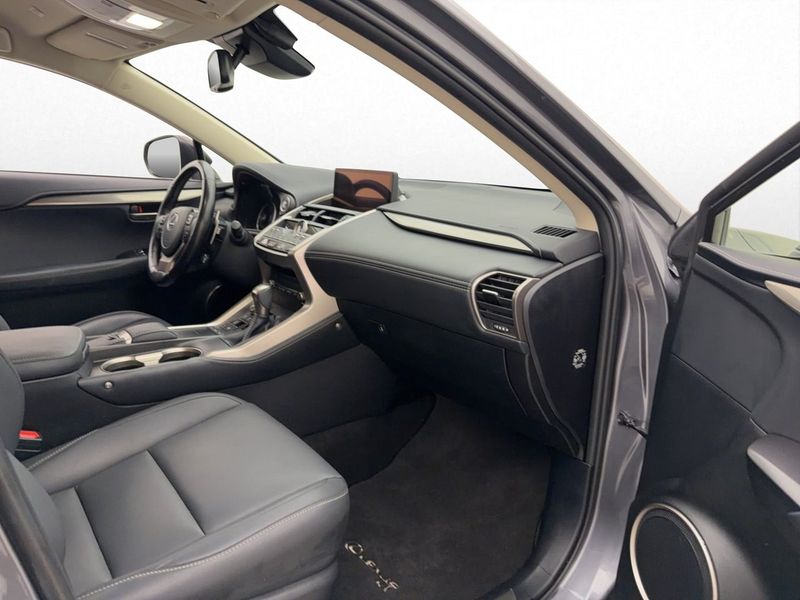 Lexus NX bild 24