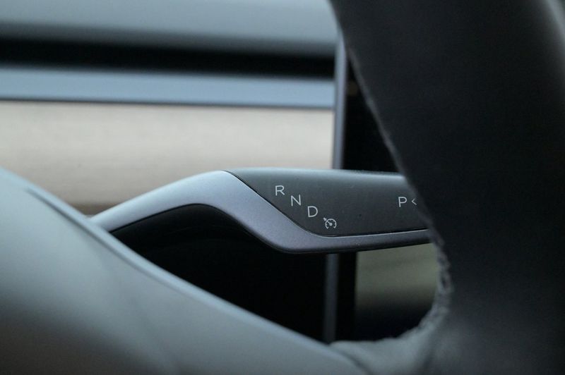 Tesla Model Y bild 8