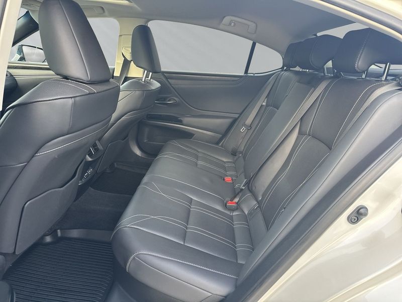 Lexus ES bild 15