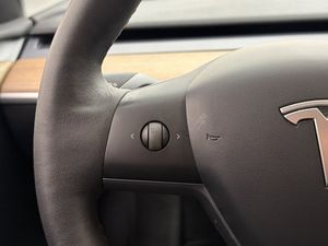 Tesla Model Y bild 15