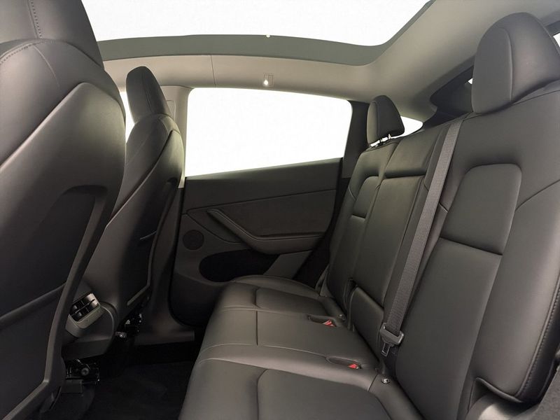 Tesla Model Y bild 15
