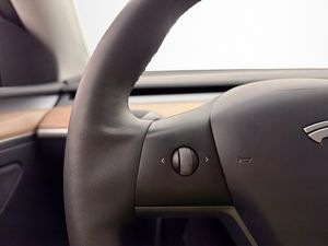 Tesla Model Y bild 16