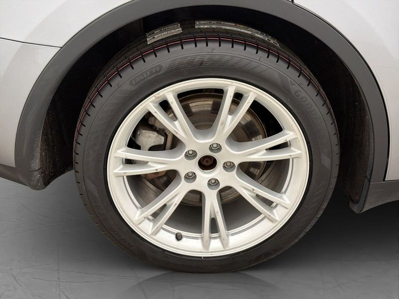 Tesla Model Y bild 36