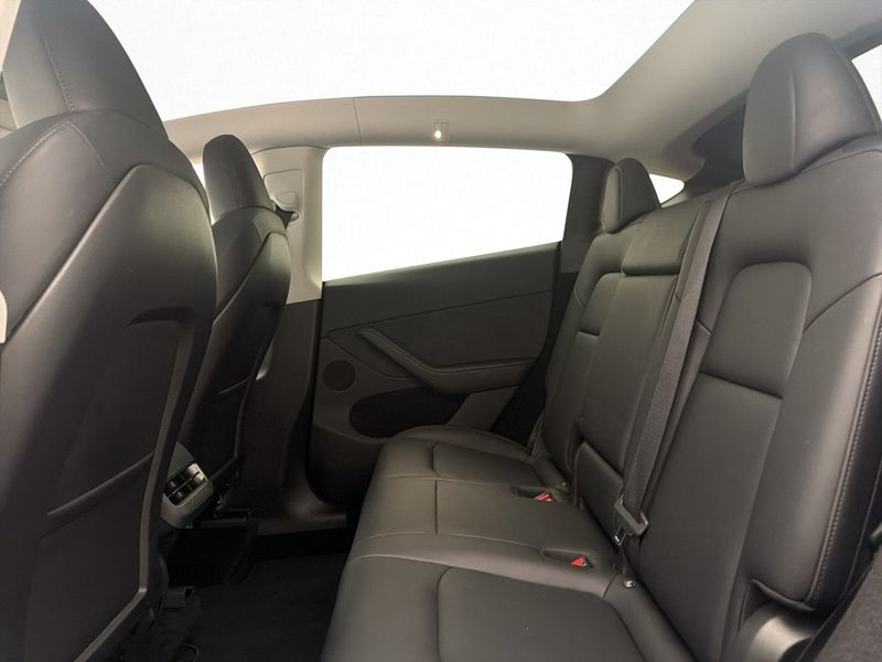 Tesla Model Y bild 15