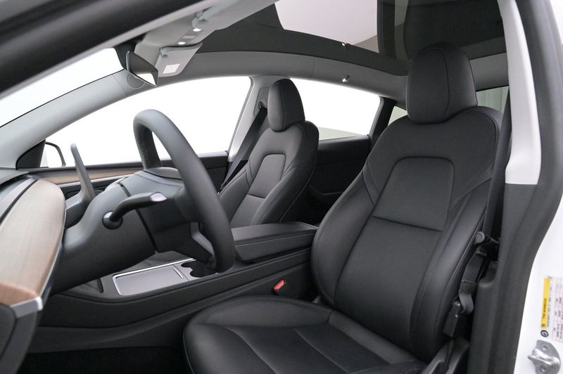 Tesla Model Y bild 8