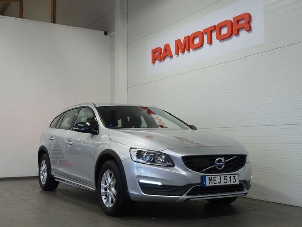 Volvo V60 Cross Country D4 AWD 190hk Momentum | D-värm | Kamrem bytt | - 2016