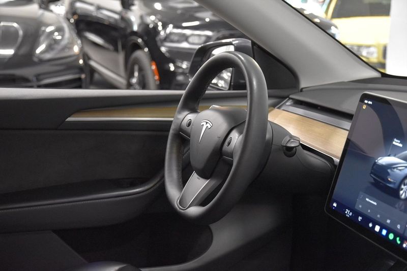 Tesla Model Y bild 8