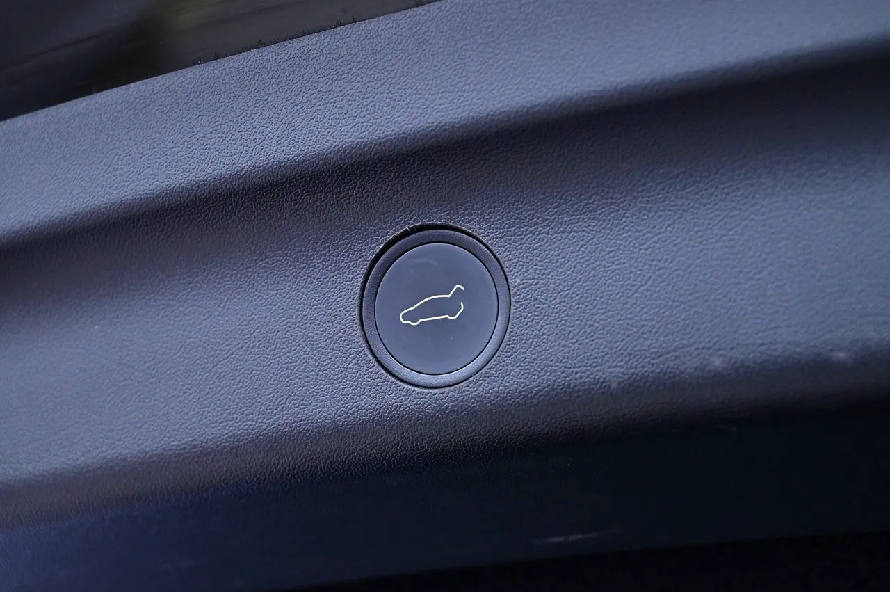 Tesla Model Y bild 25