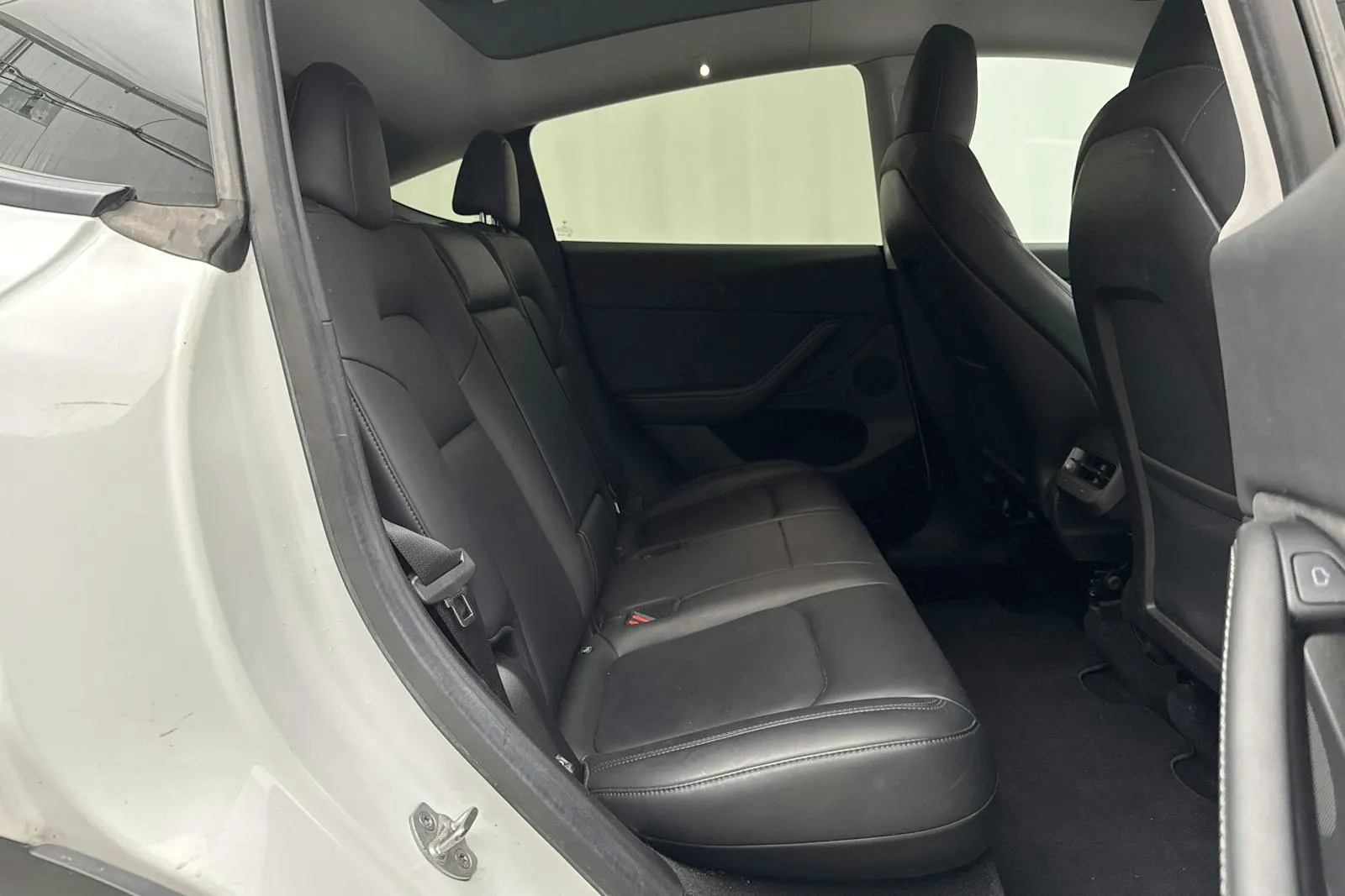 Tesla Model Y bild 8