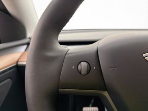 Tesla Model Y bild 33