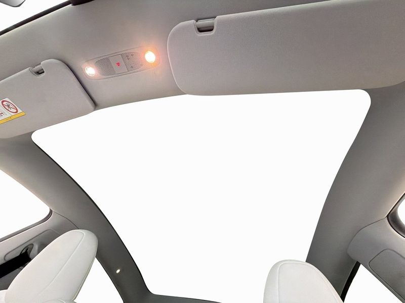 Tesla Model Y bild 13