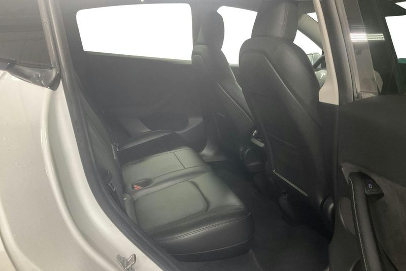 Tesla Model Y bild 8