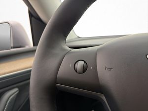 Tesla Model Y bild 16