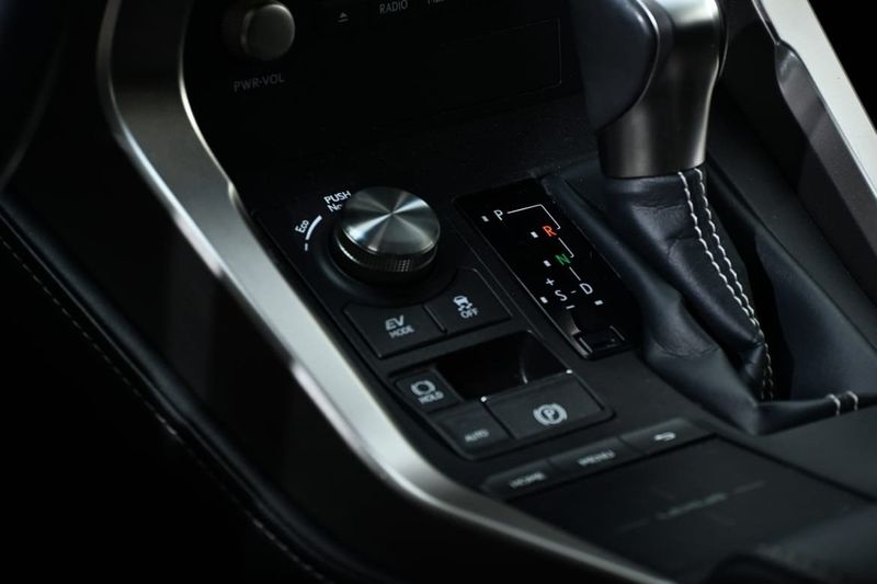 Lexus NX bild 15