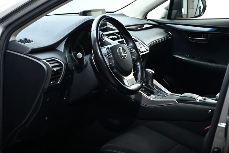 Lexus NX bild 12