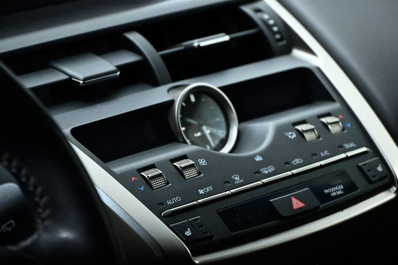 Lexus NX bild 16