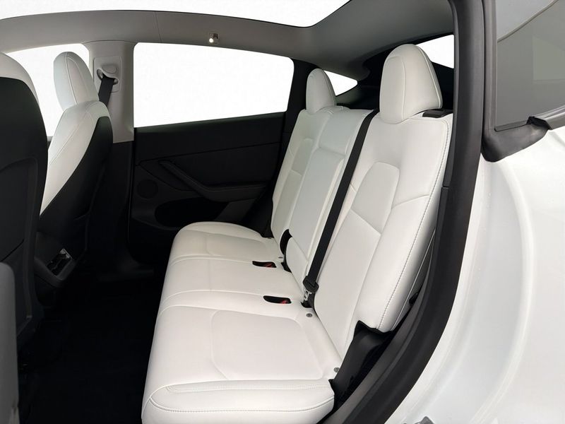 Tesla Model Y bild 25