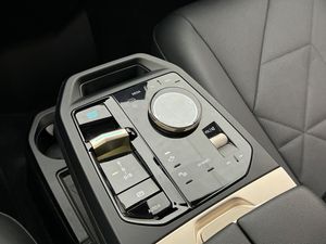 BMW iX bild 24