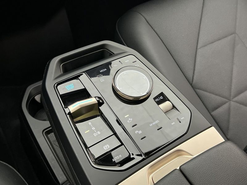 BMW iX bild 24