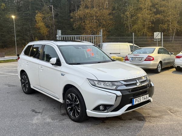 Mitsubishi Outlander PHEV CVT 203hk Business 360 -Kamera Nybesiktigad Euro 6 - 2017