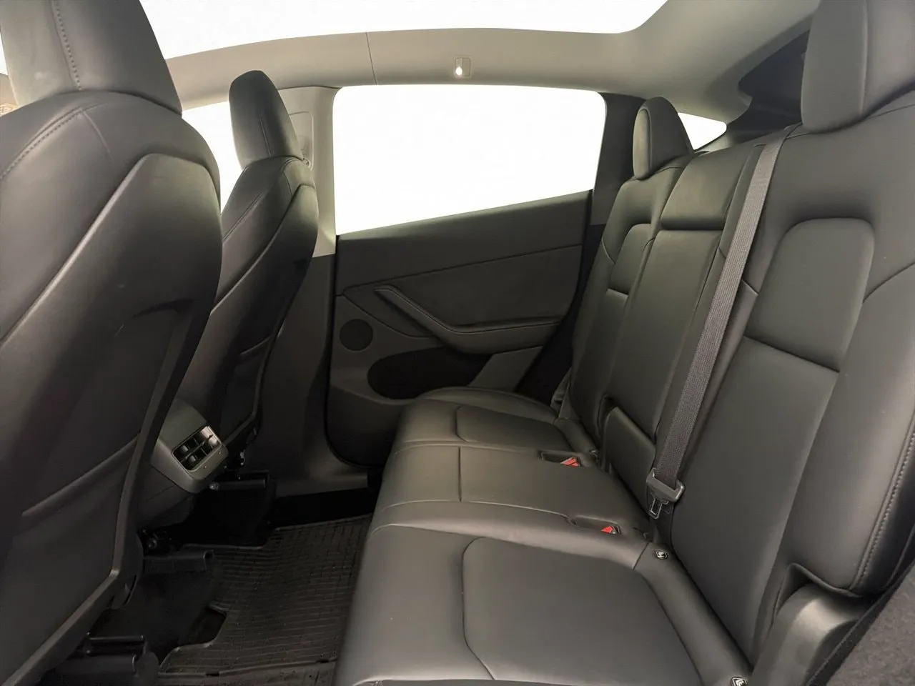 Tesla Model Y bild 18