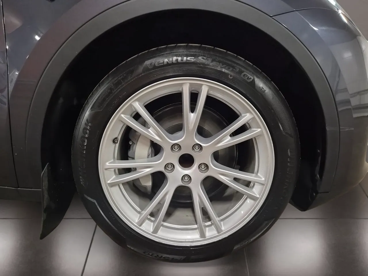 Tesla Model Y bild 9