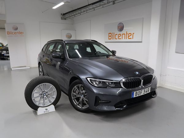 BMW 330 e xDrive Touring V-Däck ingår Drag-Navi-CarPlay-Cockpit-B - 2021