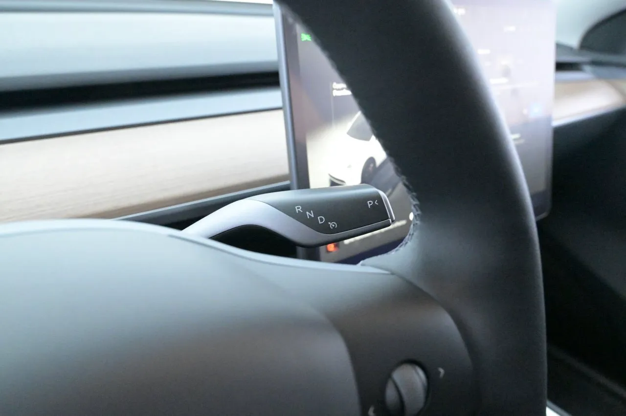 Tesla Model Y bild 8