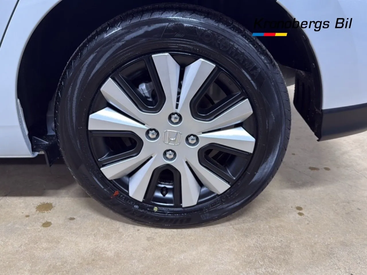 Vehicle image 14