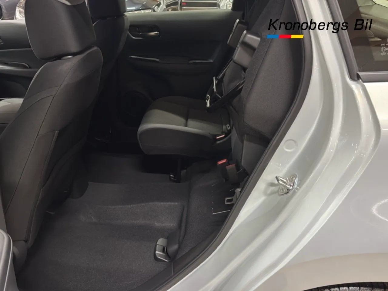 Vehicle image 15