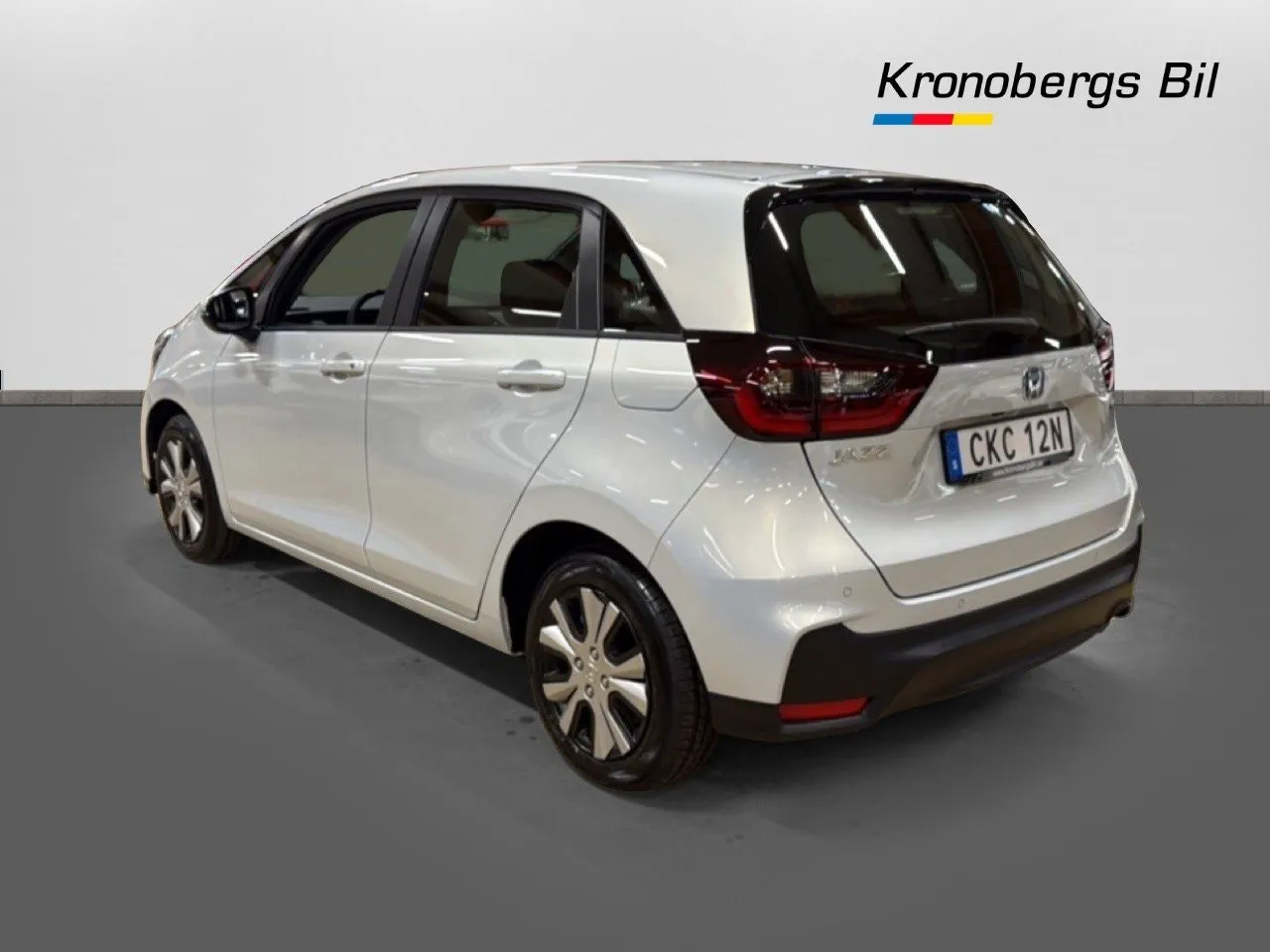 Vehicle image 5