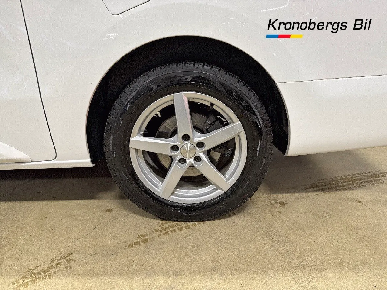 Vehicle image 14