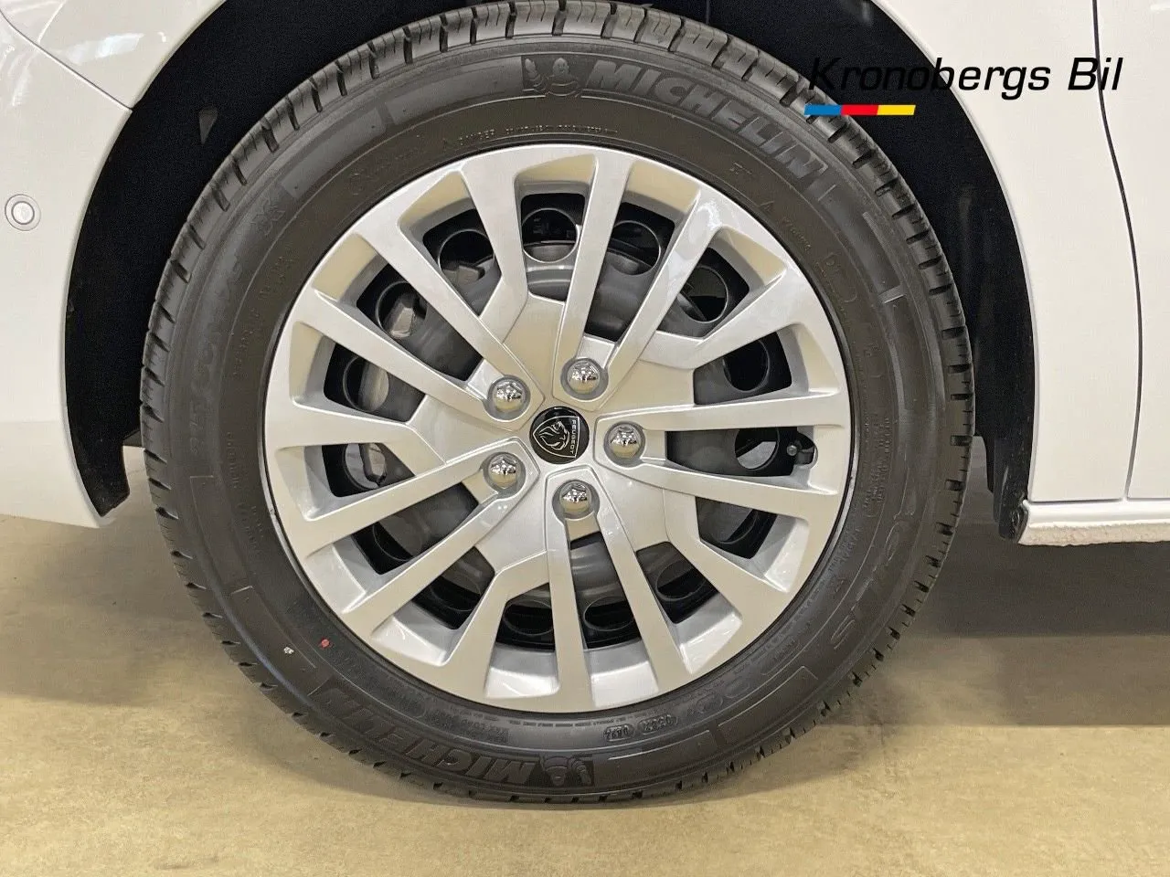 Vehicle image 15