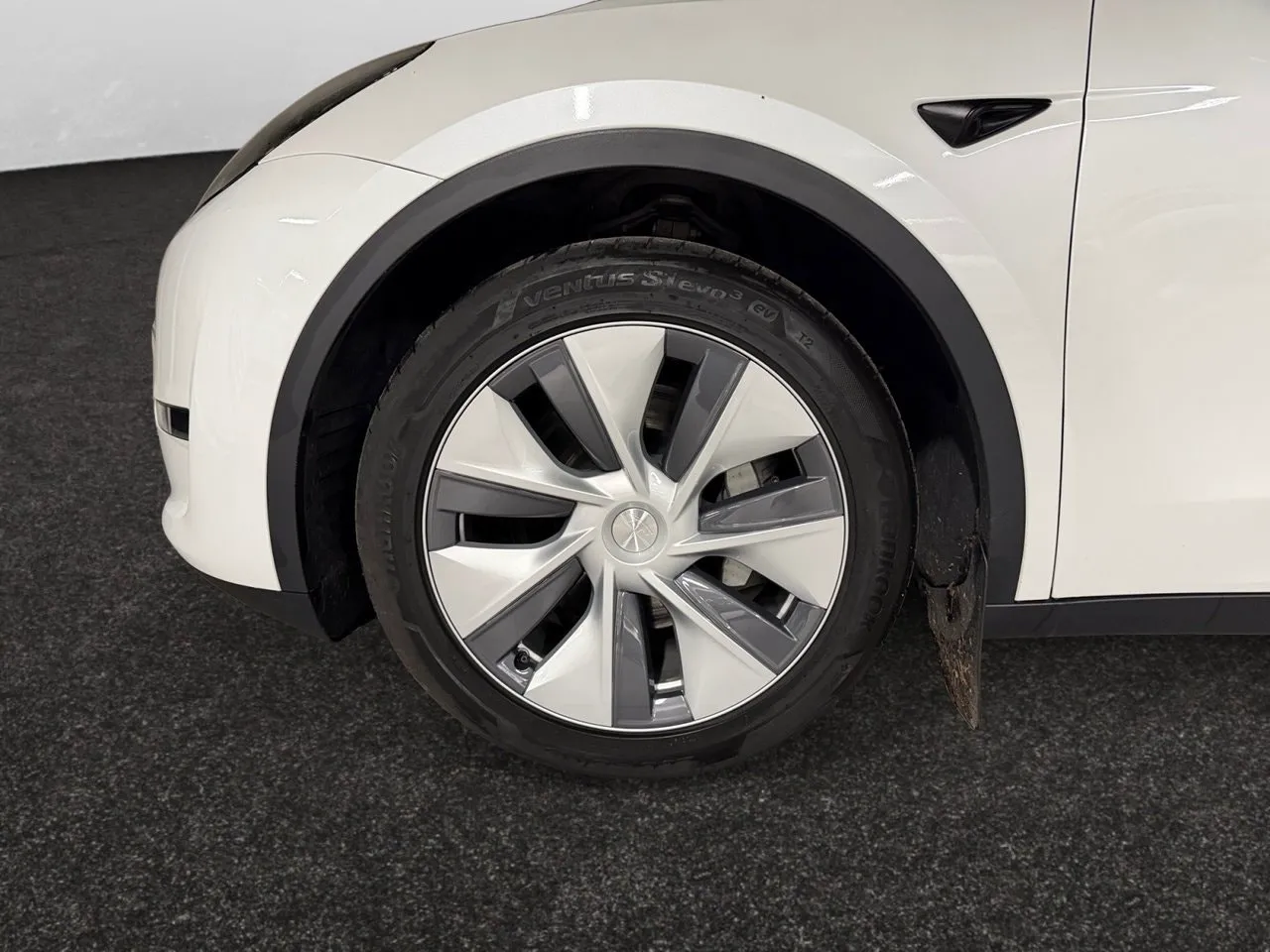 Tesla Model Y bild 17