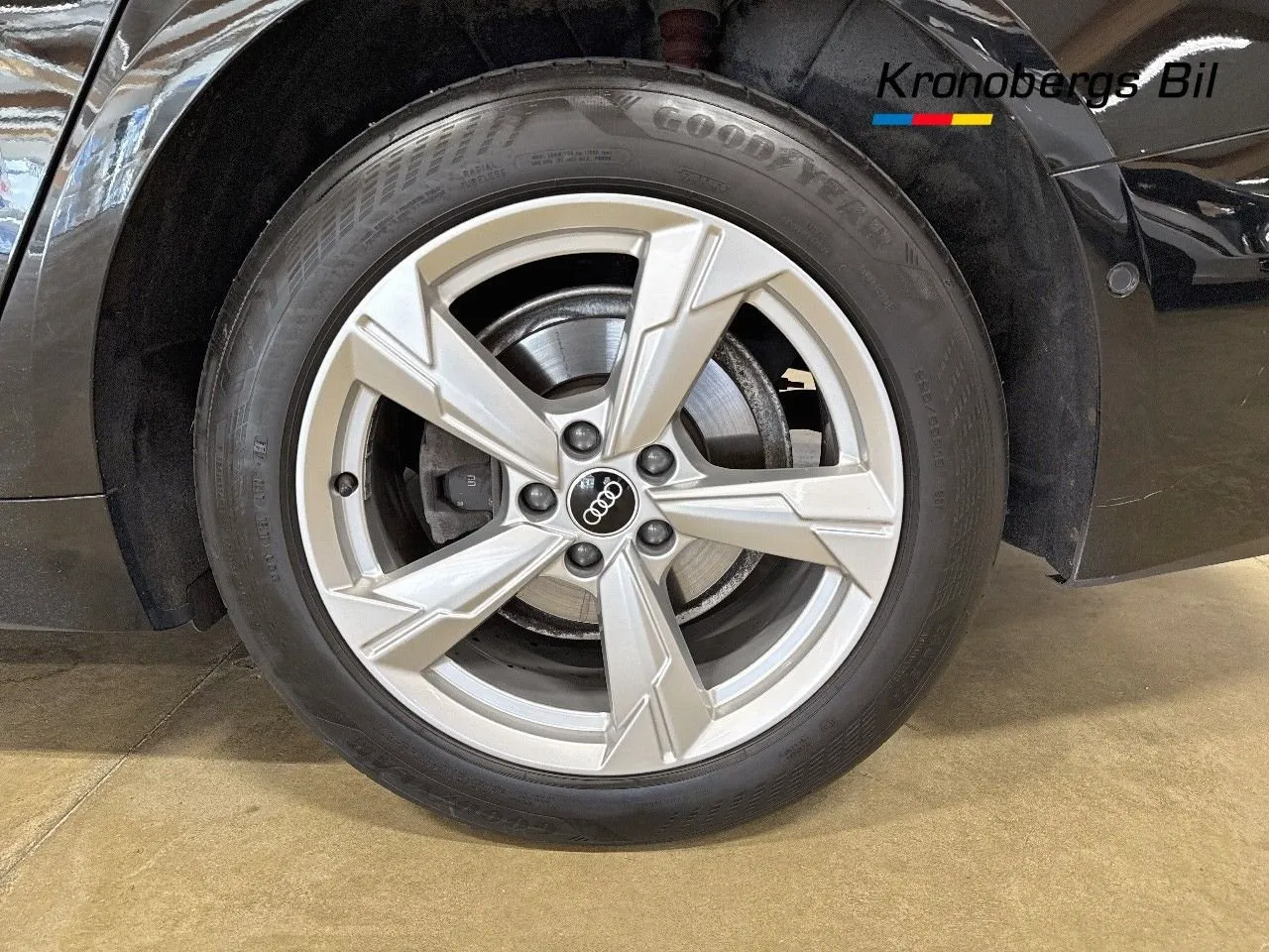 Vehicle image 16