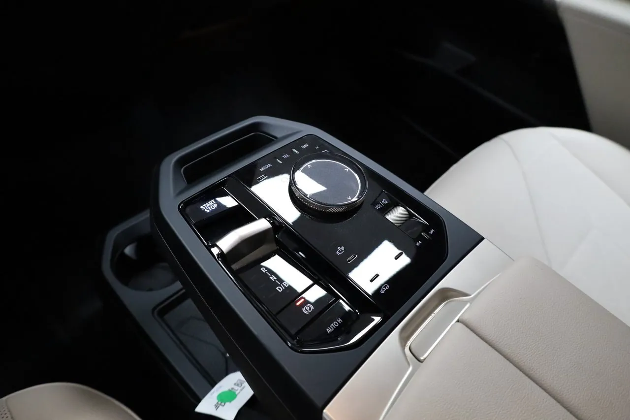 BMW iX bild 24